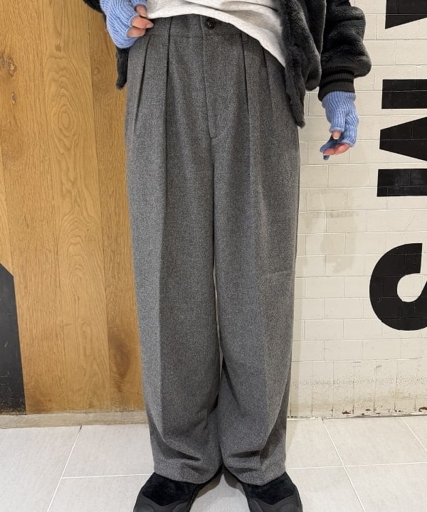 マツミヤさんの「BEAMS WOMEN｜ワイドフィット フェイクファー バーシティ ジャケット」を使ったコーディネート