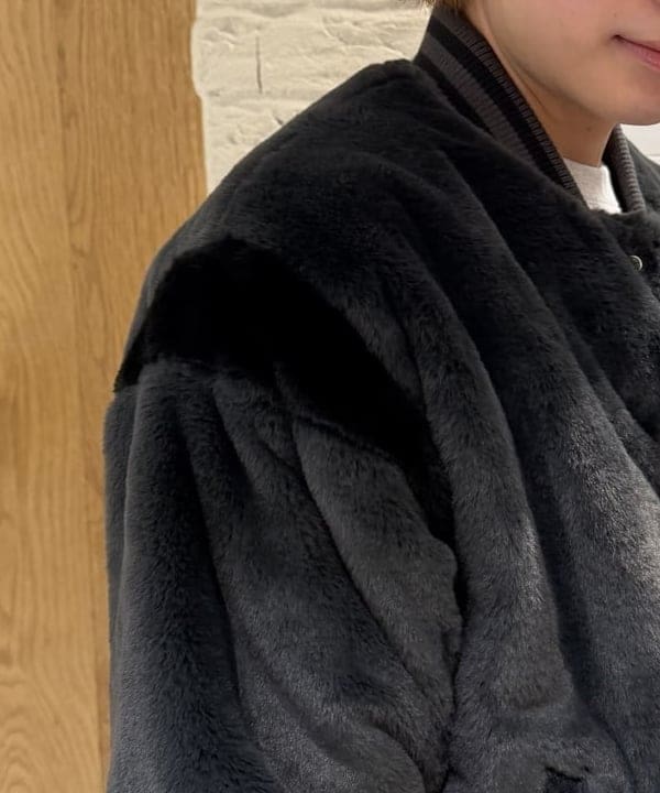 マツミヤさんの「BEAMS WOMEN｜ワイドフィット フェイクファー バーシティ ジャケット」を使ったコーディネート