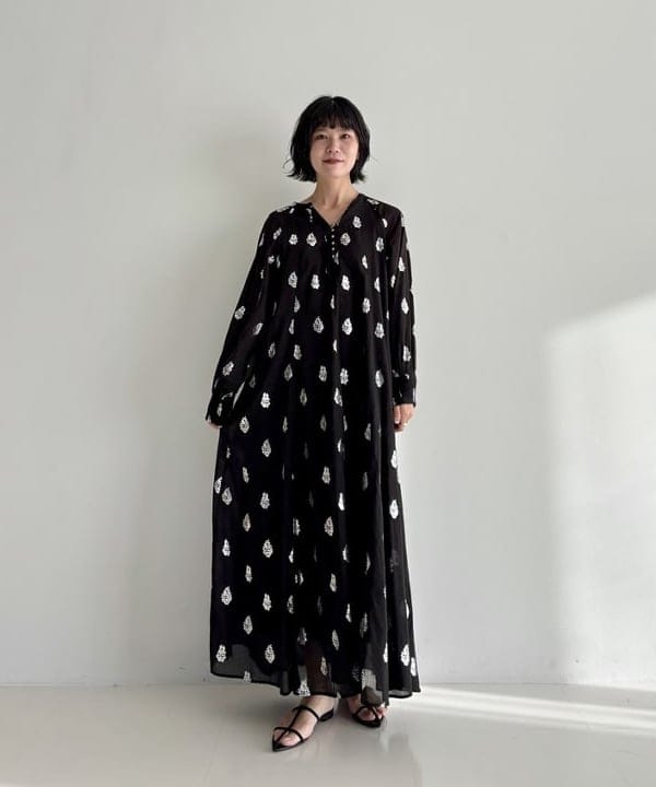 AONO SHIKAMAさんの「BEAMS WOMEN｜ne Quittez pas / ボイル フラワー ロングスリーブ ワンピース」を使ったコーディネート