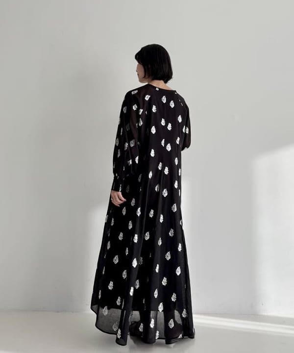 AONO SHIKAMAさんの「BEAMS WOMEN｜ne Quittez pas / ボイル フラワー ロングスリーブ ワンピース」を使ったコーディネート