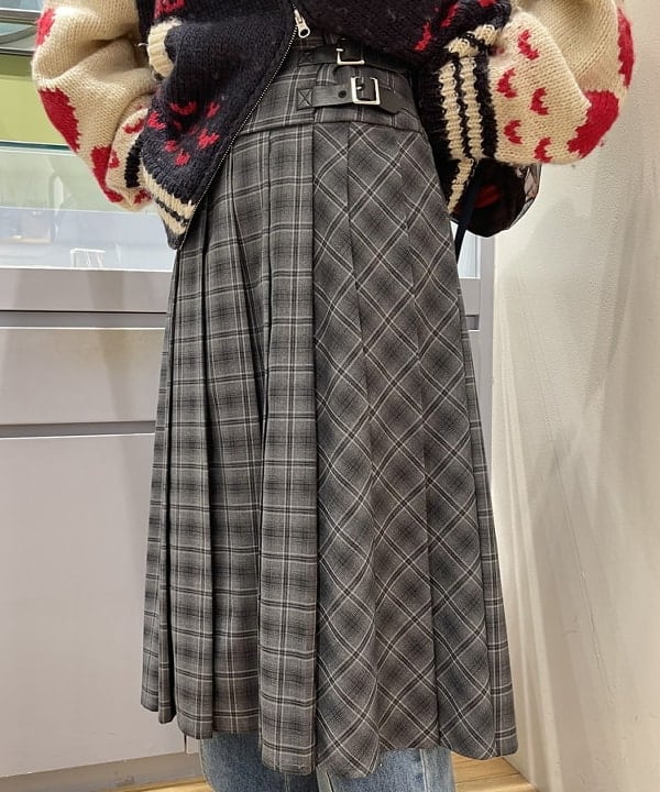 大木さんの「BEAMS WOMEN｜チェック キルト ミディスカート」を使ったコーディネート