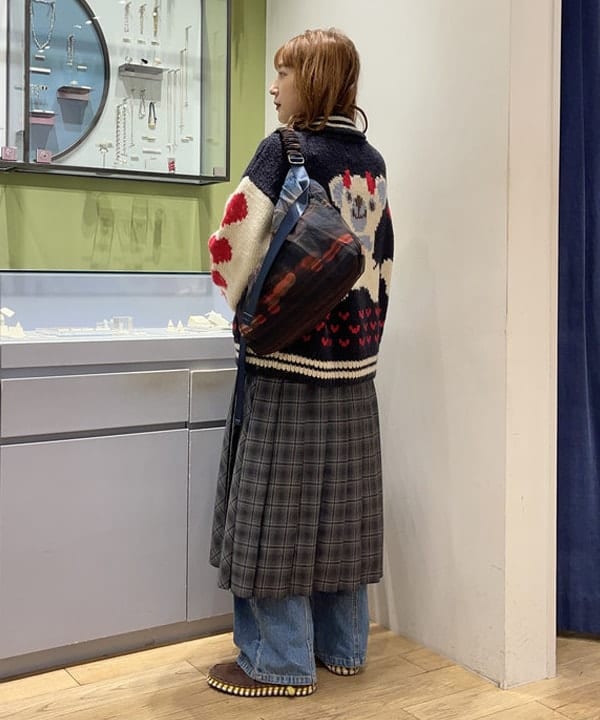 大木さんの「BEAMS WOMEN｜チェック キルト ミディスカート」を使ったコーディネート