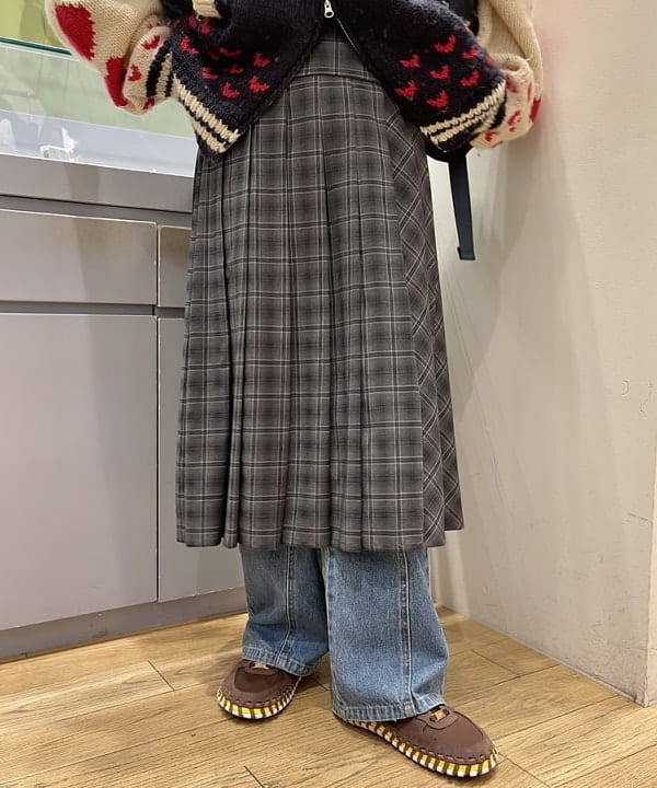 大木さんの「BEAMS WOMEN｜チェック キルト ミディスカート」を使ったコーディネート