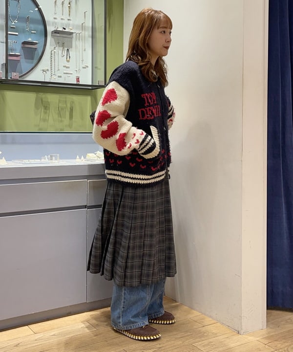 大木さんの「BEAMS WOMEN｜チェック キルト ミディスカート」を使ったコーディネート