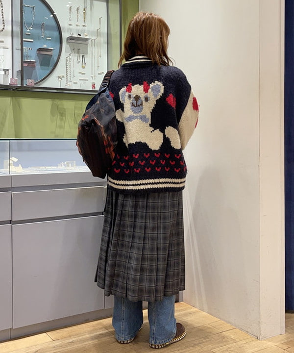 大木さんの「BEAMS WOMEN｜チェック キルト ミディスカート」を使ったコーディネート