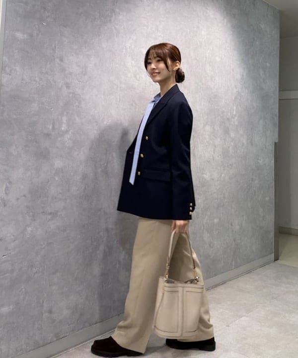 茂野 真楓さんの「BEAMS WOMEN｜ドライギャバジン ６ボタン ダブルジャケット」を使ったコーディネート