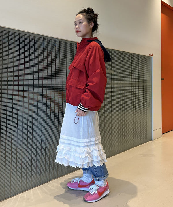 清水 彩乃さんの「BEAMS WOMEN｜ユーロ ヴィンテージ フリル スカート」を使ったコーディネート