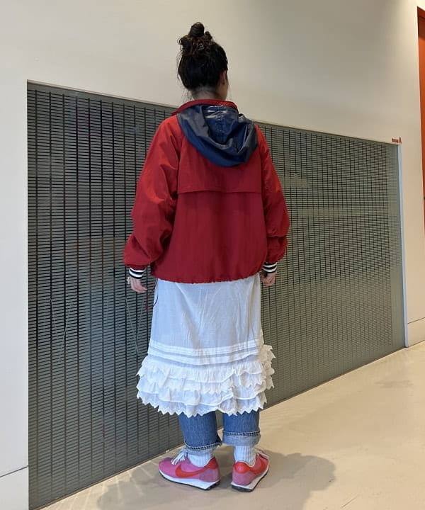 清水 彩乃さんの「BEAMS WOMEN｜ユーロ ヴィンテージ フリル スカート」を使ったコーディネート