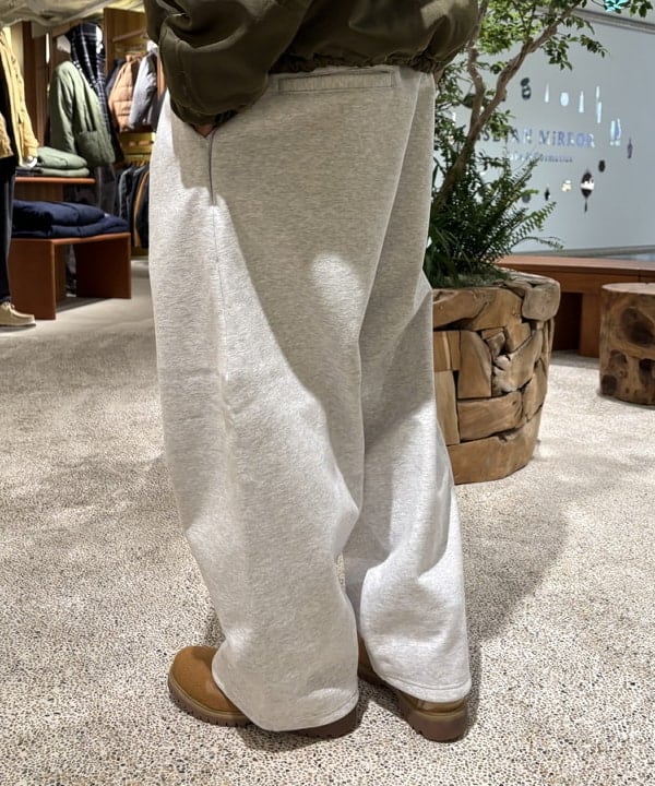 NADEL ナデールさんの「BEAMS WOMEN｜ワイドストレート ウィンドストップ スウェットパンツ」を使ったコーディネート