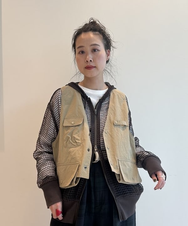 清水 彩乃さんの「BEAMS WOMEN｜ナイロン フィッシング ベスト」を使ったコーディネート