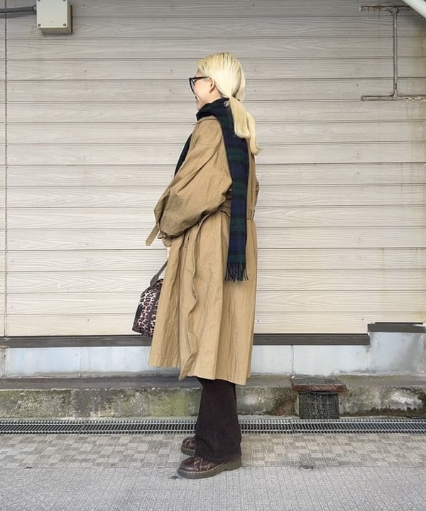 MATSUMOTO AMIさんの「BEAMS WOMEN｜コード フレア パンツ」を使ったコーディネート