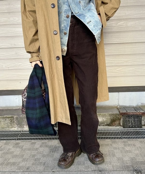 MATSUMOTO AMIさんの「BEAMS WOMEN｜コード フレア パンツ」を使ったコーディネート