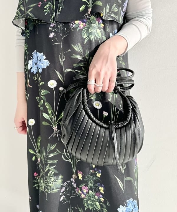 大川 美咲さんの「BEAMS WOMEN｜【別注】TICCA / フラワー プリント キャミワンピース」を使ったコーディネート