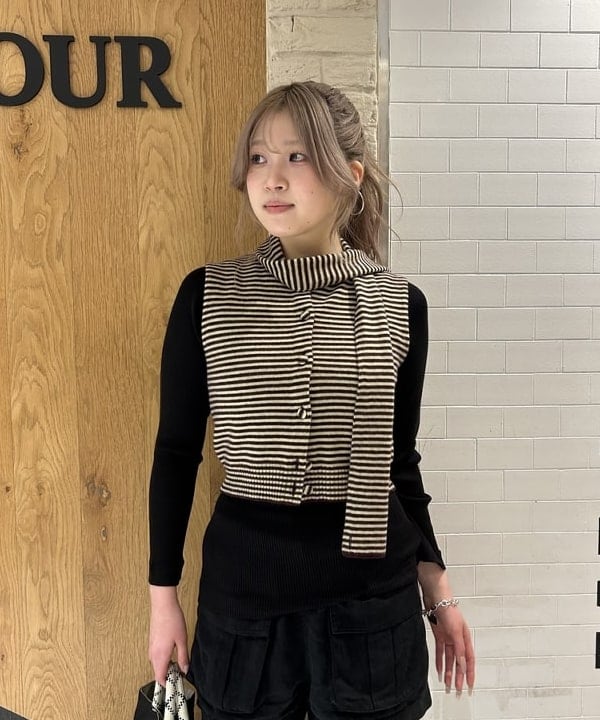 桃羽さんの「BEAMS WOMEN｜TAN / カシミヤ ストライプ スカーフベスト」を使ったコーディネート
