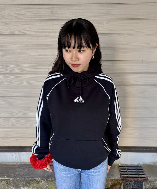 チナツさんの「BEAMS WOMEN｜adidas / Adicolor Teamgeist Cut Line Hoodie」を使ったコーディネート