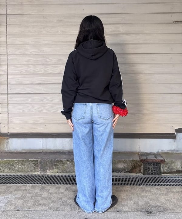チナツさんの「BEAMS WOMEN｜adidas / Adicolor Teamgeist Cut Line Hoodie」を使ったコーディネート