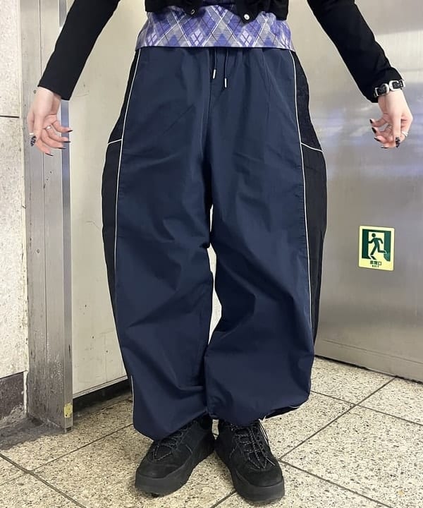 江口 息吹さんの「BEAMS WOMEN｜レース キリカエ トラックパンツ」を使ったコーディネート