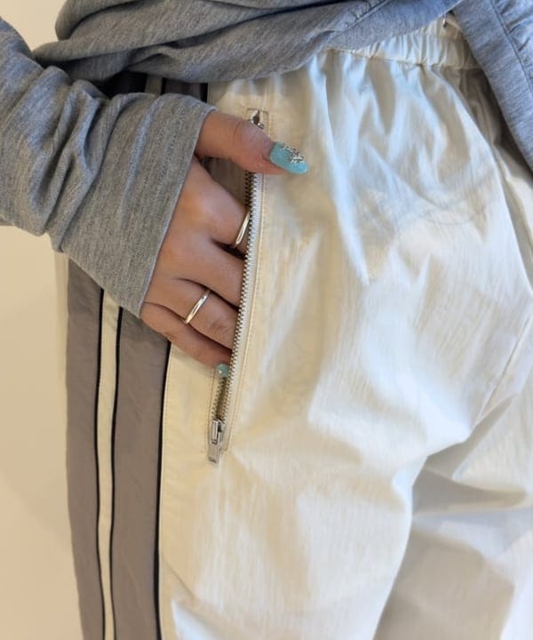 須賀さんの「BEAMS WOMEN｜Wライン トラック パンツ」を使ったコーディネート