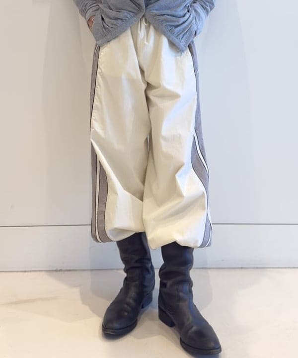 須賀さんの「BEAMS WOMEN｜Wライン トラック パンツ」を使ったコーディネート