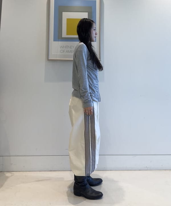 須賀さんの「BEAMS WOMEN｜Wライン トラック パンツ」を使ったコーディネート