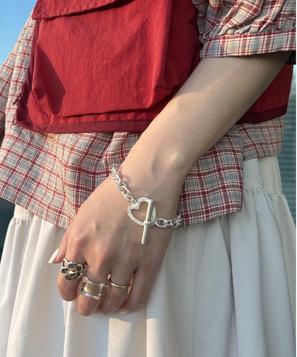 清水 彩乃さんの「BEAMS WOMEN｜シルバー ハート トグル ブレスレット」を使ったコーディネート
