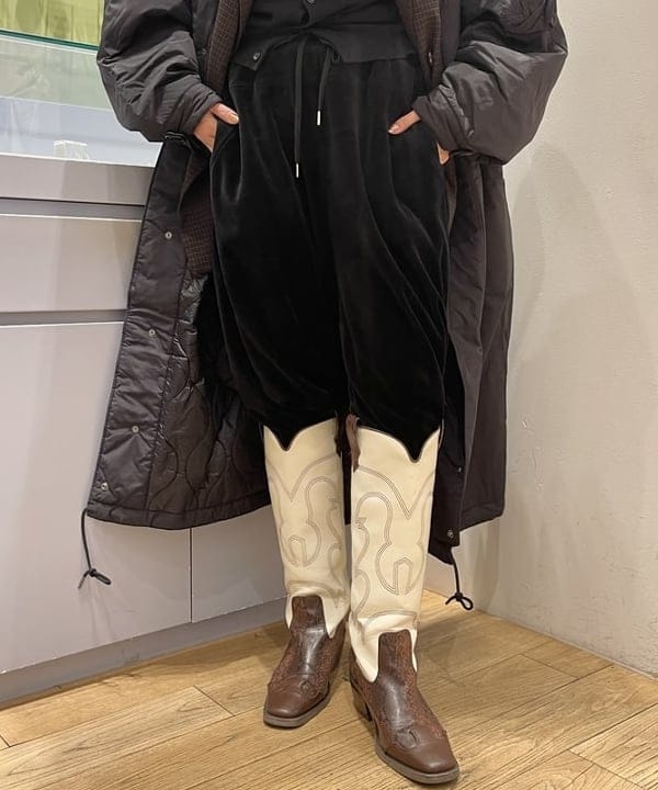 大木さんの「BEAMS WOMEN｜ベロア ワイド スウェット パンツ」を使ったコーディネート