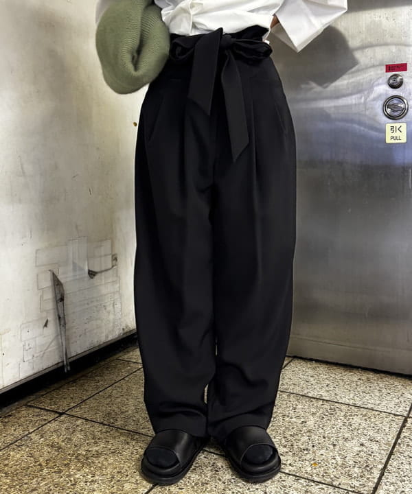 野村 美紅さんの「BEAMS WOMEN｜ベルテッド カルゼ パンツ」を使ったコーディネート