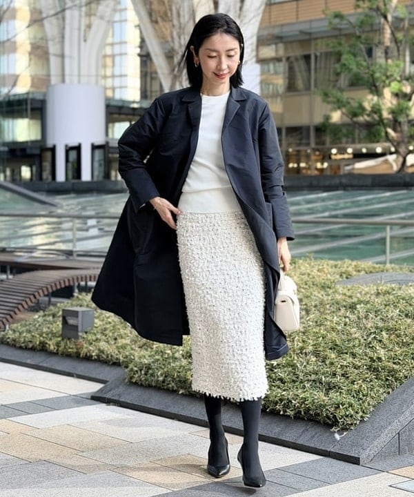 ネイビー×ホワイトで清潔感を。Aラインに広がる「タフタコート」で春を先取り