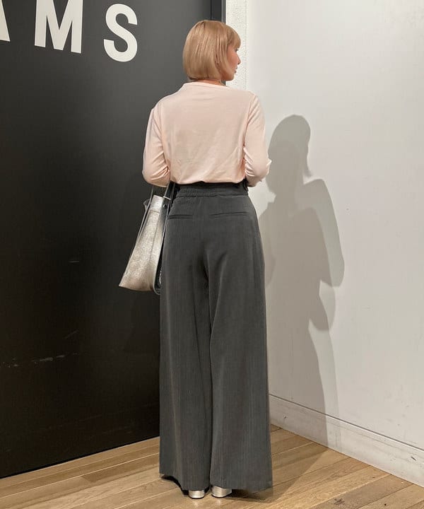 佐藤 亜美さんの「BEAMS WOMEN｜アシメ ネック ドレープ」を使ったコーディネート