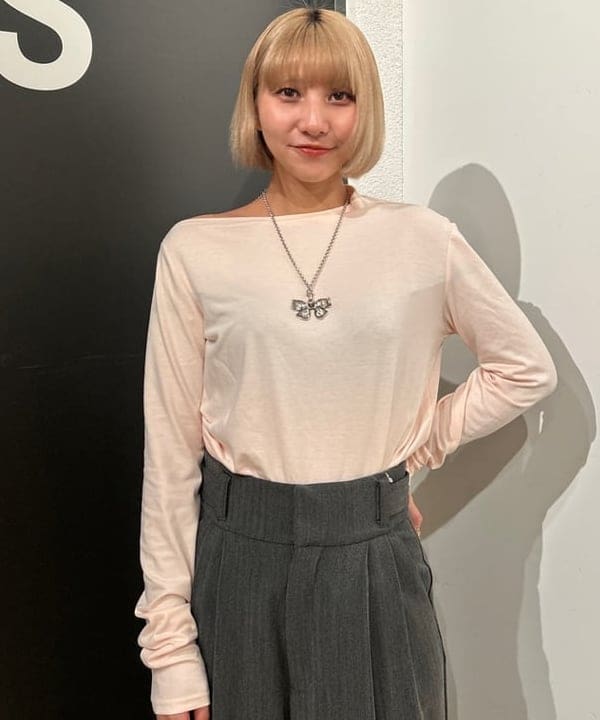 佐藤 亜美さんの「BEAMS WOMEN｜アシメ ネック ドレープ」を使ったコーディネート