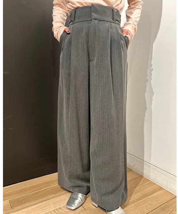 佐藤 亜美さんの「BEAMS WOMEN｜アシメ ネック ドレープ」を使ったコーディネート