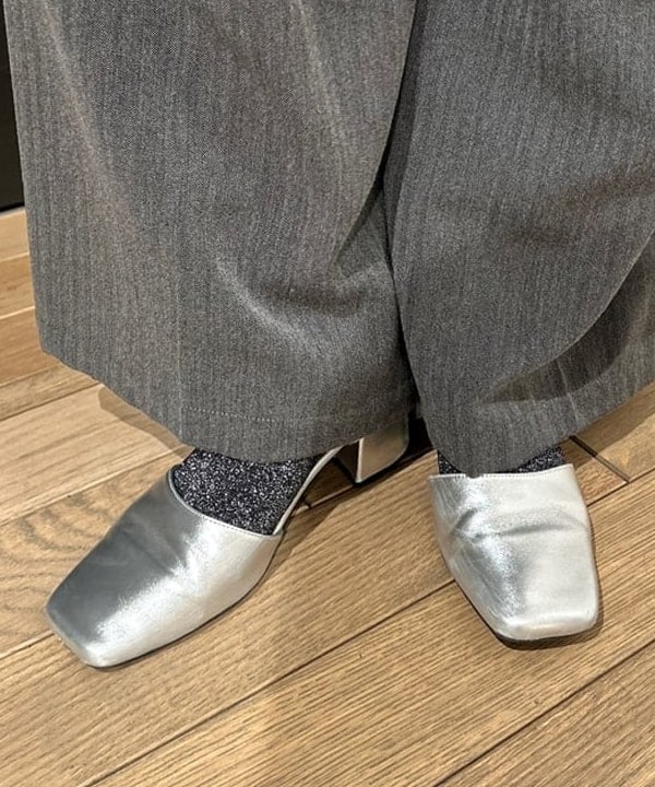 佐藤 亜美さんの「BEAMS WOMEN｜アシメ ネック ドレープ」を使ったコーディネート