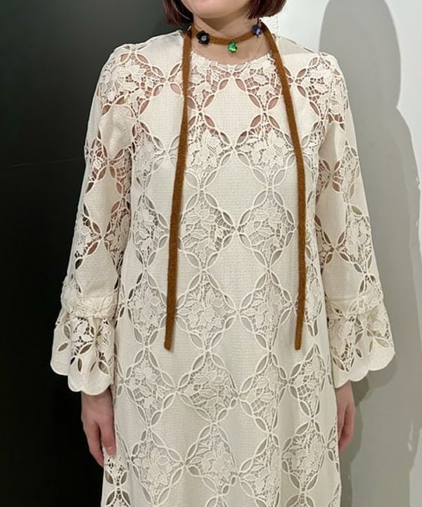 早川 萌子さんの「BEAMS WOMEN｜レース ベルカフス ロングスリーブ ワンピース」を使ったコーディネート