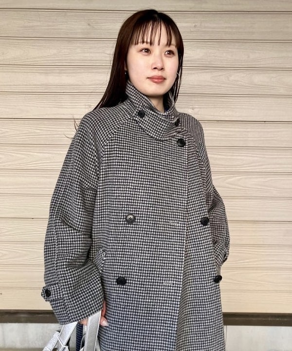 カタヤマ アヤさんの「BEAMS WOMEN｜スタンドカラー ダブル コート」を使ったコーディネート