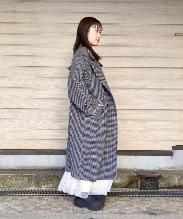 カタヤマ アヤさんの「BEAMS WOMEN｜スタンドカラー ダブル コート」を使ったコーディネート