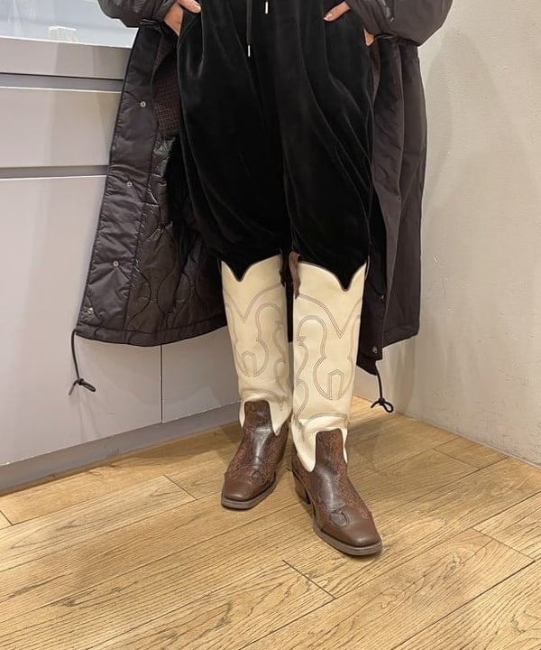 大木さんの「BEAMS WOMEN｜ベロア ワイド スウェット パンツ」を使ったコーディネート