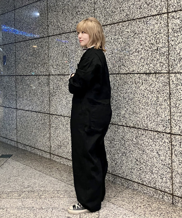 小原 もこさんの「BEAMS WOMEN｜シルバー 太フープ ピアス」を使ったコーディネート