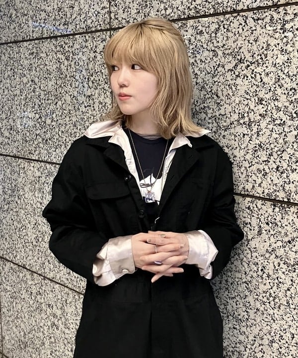 小原 もこさんの「BEAMS WOMEN｜シルバー 太フープ ピアス」を使ったコーディネート