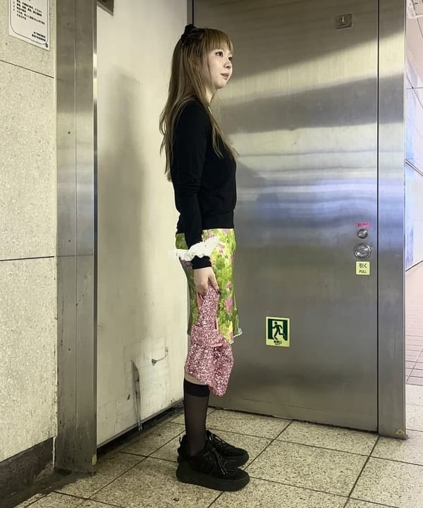 江口 息吹さんの「BEAMS WOMEN｜アシメ ネック ドレープ」を使ったコーディネート