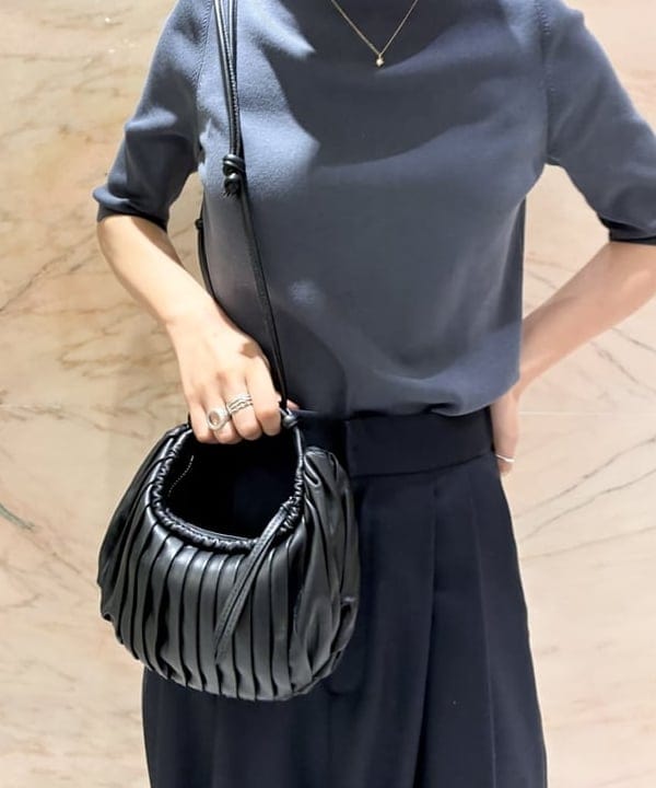 中丸　栞さんの「BEAMS WOMEN｜BOGKI / リブル クロス ボディ バッグ」を使ったコーディネート