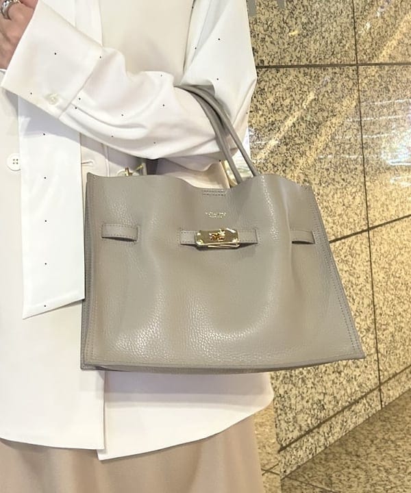 大槻 まひろさんの「BEAMS WOMEN｜	ラペルレス 2ボタン ジレ」を使ったコーディネート