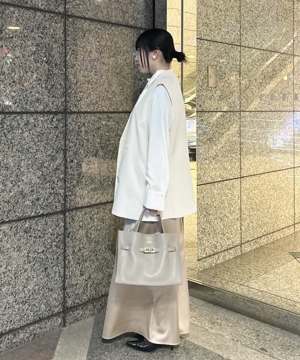 大槻 まひろさんの「BEAMS WOMEN｜	ラペルレス 2ボタン ジレ」を使ったコーディネート