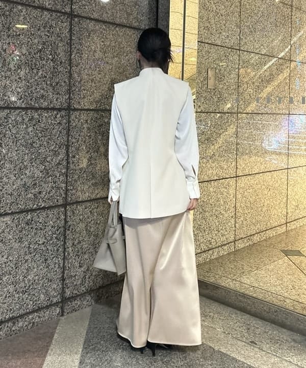 大槻 まひろさんの「BEAMS WOMEN｜	ラペルレス 2ボタン ジレ」を使ったコーディネート