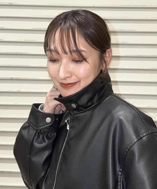 松本 佳菜子さんの「BEAMS WOMEN｜CONTROL FREAK / DOWNY ショルダーバッグ」を使ったコーディネート