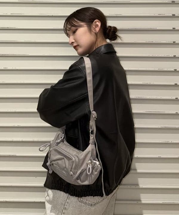 松本 佳菜子さんの「BEAMS WOMEN｜CONTROL FREAK / DOWNY ショルダーバッグ」を使ったコーディネート