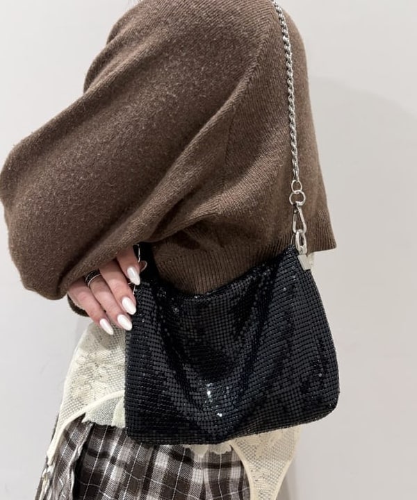 松本 佳菜子さんの「BEAMS WOMEN｜メタル メッシュ チェーン バッグ」を使ったコーディネート
