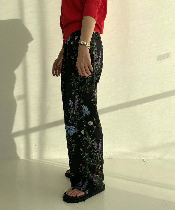 SAKAIさんの「BEAMS WOMEN｜【別注】TICCA / フラワー プリント パンツ」を使ったコーディネート