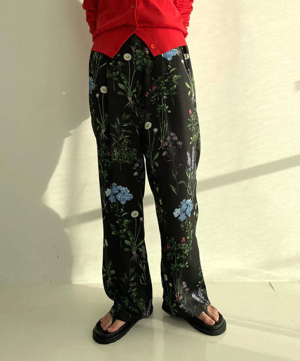 SAKAIさんの「BEAMS WOMEN｜【別注】TICCA / フラワー プリント パンツ」を使ったコーディネート