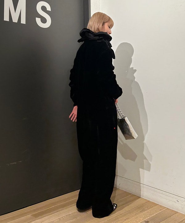 佐藤 亜美さんの「BEAMS WOMEN｜GIANNI CHIARINI / CAMILLA メタリック レザートートバッグ」を使ったコーディネート