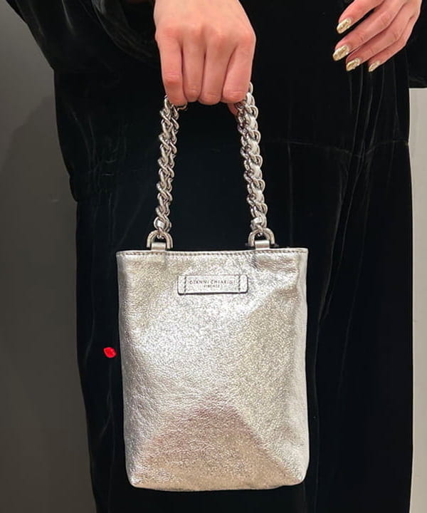 佐藤 亜美さんの「BEAMS WOMEN｜GIANNI CHIARINI / CAMILLA メタリック レザートートバッグ」を使ったコーディネート